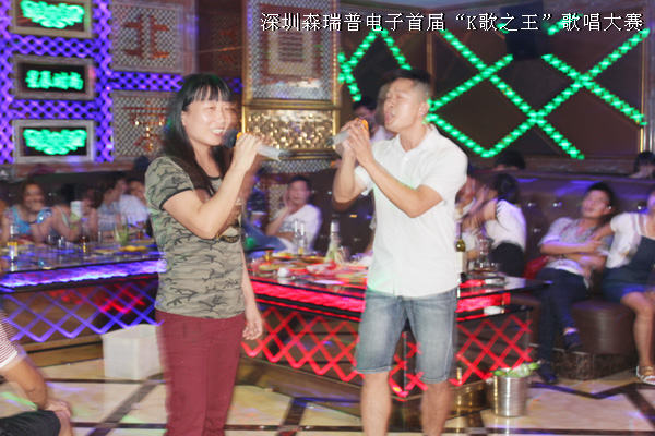 滑環檢測部男女同事深情合唱“被風吹過的夏天